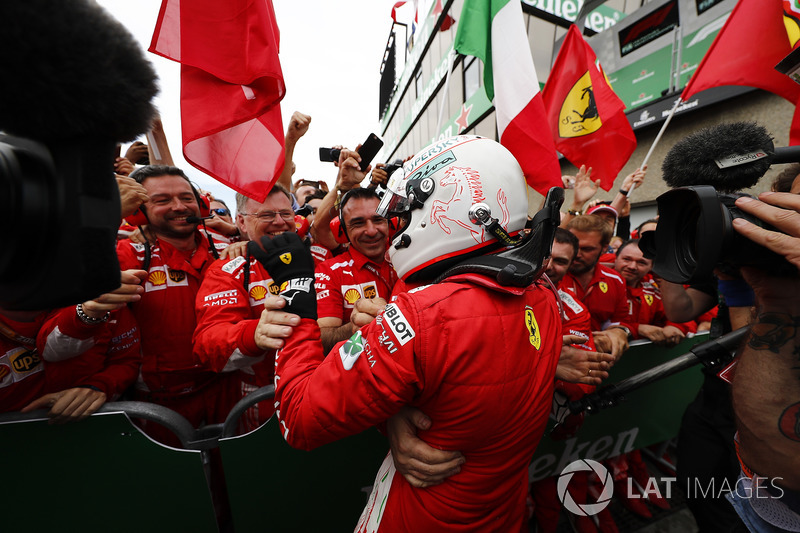 El ganador de la carrera de Canadá, Sebastian Vettel, Ferrari, celebra en parc ferme con su equipo