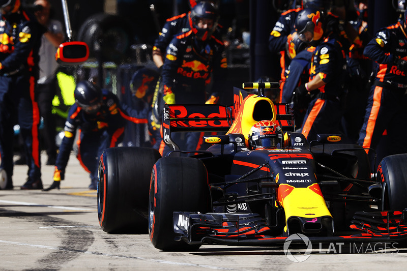 Max Verstappen, Red Bull Racing RB13, pitstop