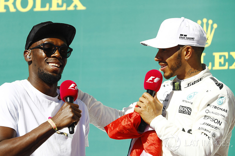 Усэйн Болт и гонщик Mercedes AMG F1 Льюис Хэмилтон