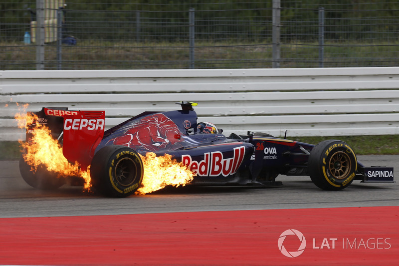 Daniil Kvyat, Toro Rosso STR9 Renault, his car catches fire