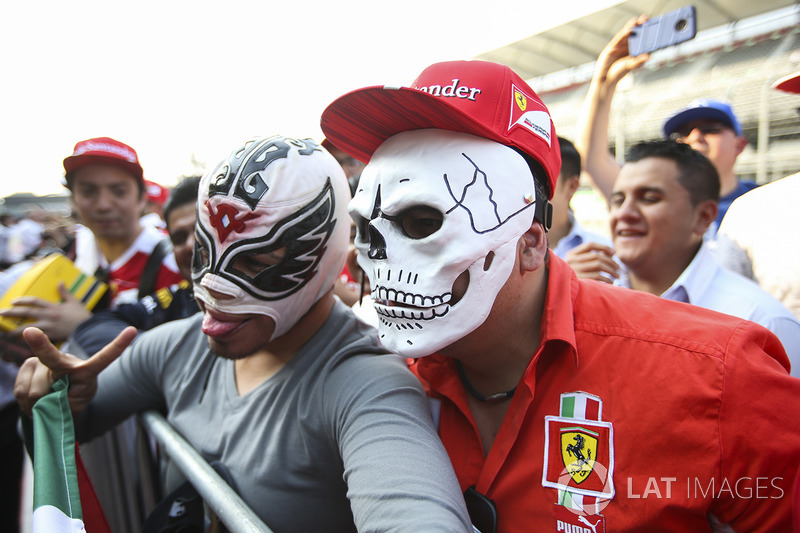 Fans en el pit lane para la firma de autógrafos