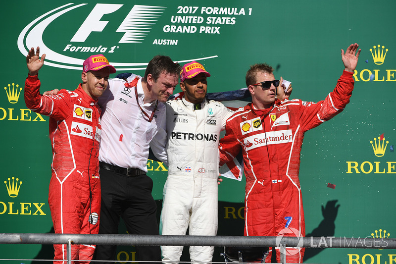 Il vincitore della gara Lewis Hamilton, Mercedes AMG F1, il secondo classificato Sebastian Vettel, Ferrari, il terzo classificato Kimi Raikkonen, Ferrari