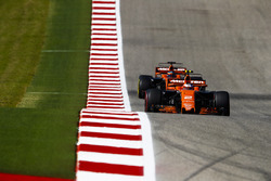 Stoffel Vandoorne, McLaren MCL32, Fernando Alonso, McLaren MCL32