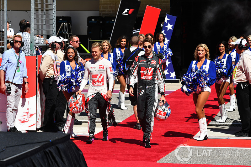 Гонщики Haas F1 Кевин Магнуссен и Ромен Грожан