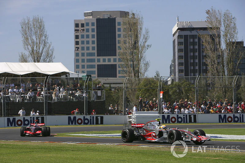 In zijn eerste race reed Hamilton vier ronden aan de leiding voor zijn pitstop.