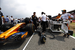 Fernando Alonso, McLaren MCL33, sur la grille
