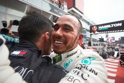 Il vincitore della gara Lewis Hamilton, Mercedes AMG F1, festeggia nel parco chiuso con il suo team