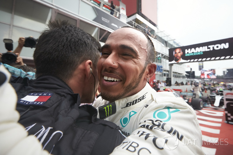 Il vincitore della gara Lewis Hamilton, Mercedes AMG F1, festeggia nel parco chiuso con il suo team