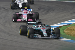 Lewis Hamilton, Mercedes AMG F1 W09, devant Esteban Ocon, Force India VJM11