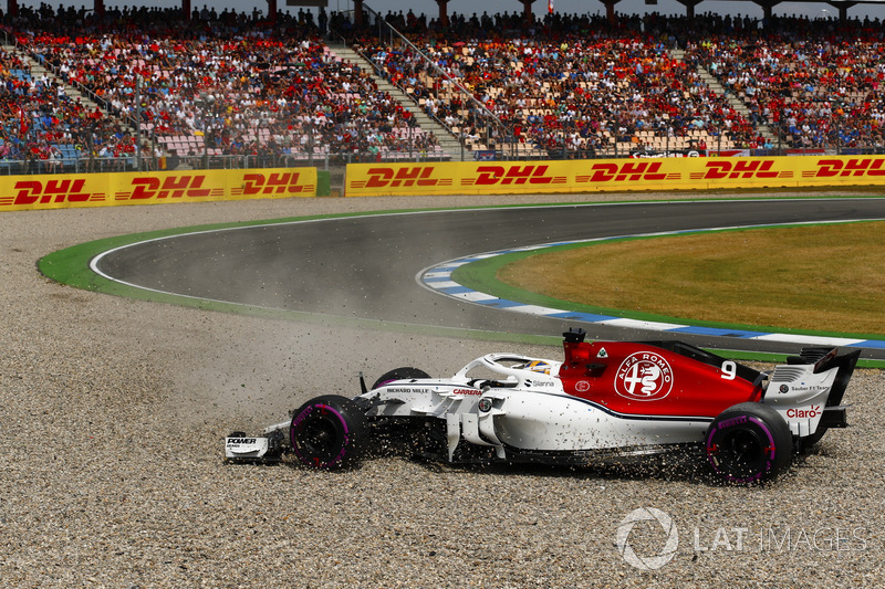 Marcus Ericsson, Sauber C37, spins into a gravel trap in qualifying