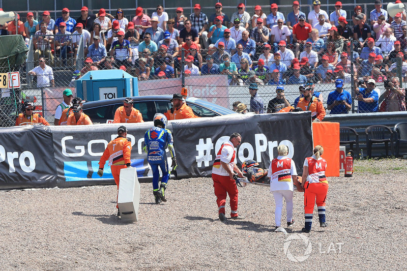Rins y Pol Espargaro después de la caída