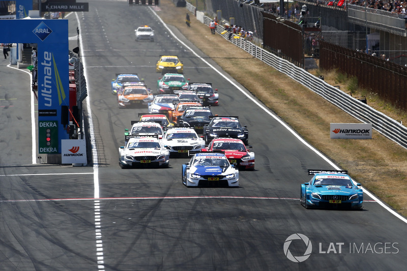 Старт: Гері Паффетт, Mercedes-AMG Team HWA, Mercedes-AMG C63 DTM попереду