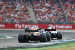 Lance Stroll, Williams FW41, devant Daniel Ricciardo, Red Bull Racing RB14