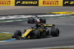 Nico Hulkenberg, Renault Sport F1 Team R.S. 18, devant Romain Grosjean, Haas F1 Team VF-18