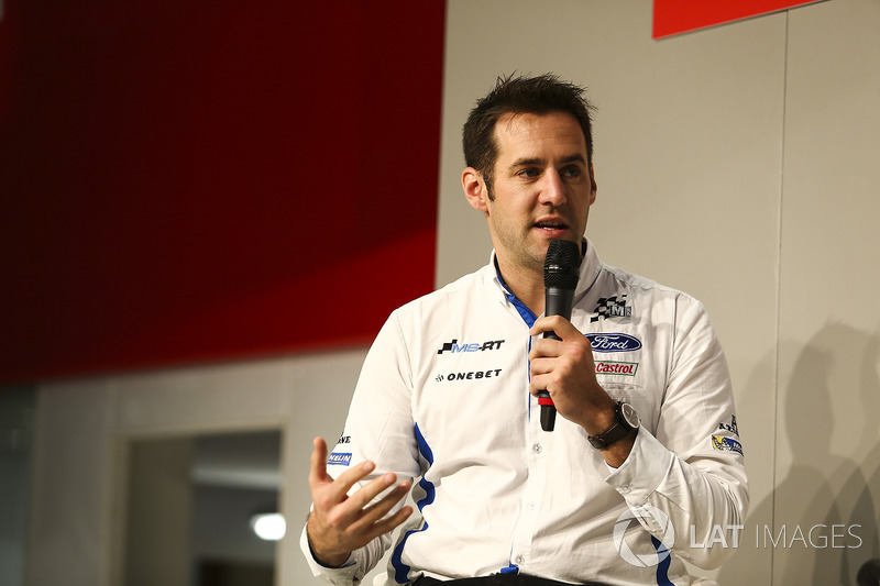 Richard Millener di M-Sport parla con Henry Hope-Frost sull'Autosport Stage