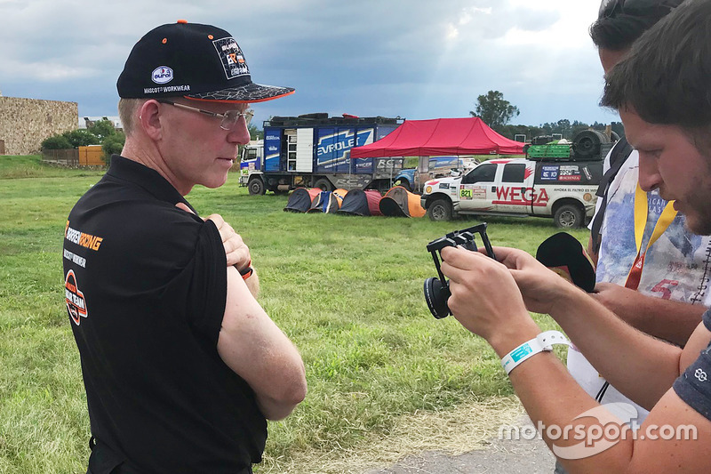 Kees Koolen montre les blessures causées par Carlos Sainz