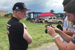 Kees Koolen muestra sus lesiones causadas que dice fueron causadas por Carlos Sainz
