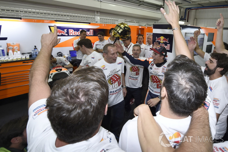 Campeón del mundo Marc Márquez, Repsol Honda Team celebra con el equipo