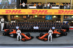 Fernando Alonso, McLaren and Stoffel Vandoorne, McLaren at the McLaren Team photo