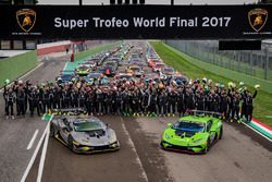 Групповое фото пилотов Lamborghini Super Trofeo