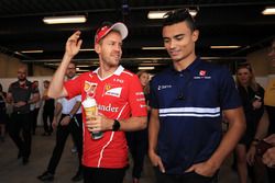 Sebastian Vettel, Ferrari et Pascal Wehrlein, Sauber lors de la parade des pilotes