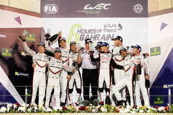 Podio LMP1: i vincitori della gara Sébastien Buemi, Anthony Davidson, Kazuki Nakajima, Toyota Gazoo Racing, al secondo posto Timo Bernhard, Earl Bamber, Brendon Hartley, Porsche Team e al terzo posto Neel Jani, Andre Lotterer, Nick Tandy, Porsche Team