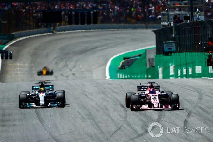 Lewis Hamilton, Mercedes AMG F1 W08, pasa a Sergio Pérez, Sahara Force India F1 VJM10