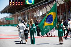 Felipe Massa, Williams, his son Filipinho walk past some Grid Girls