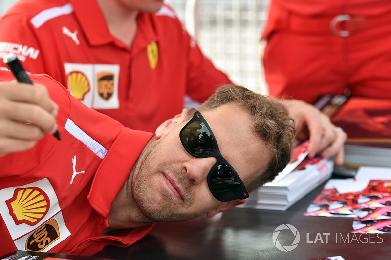 Sebastian Vettel, Ferrari imza dağıtıyor