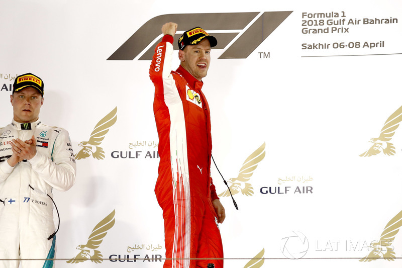 Valtteri Bottas, Mercedes AMG F1, 2° classificato, applaude mentre Sebastian Vettel, Ferrari, 1° classificato, festeggia sul podio
