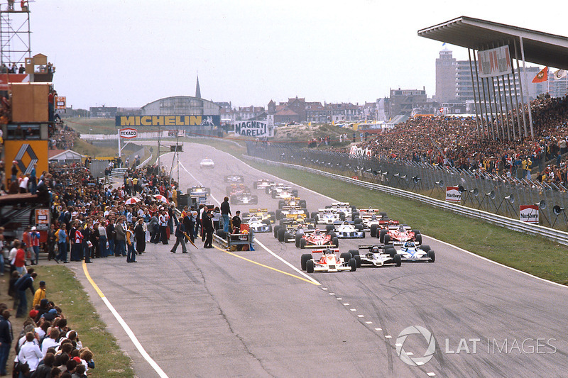 Start: James Hunt, McLaren M26 leidt de Grand Prix van Nederland in Zandvoort