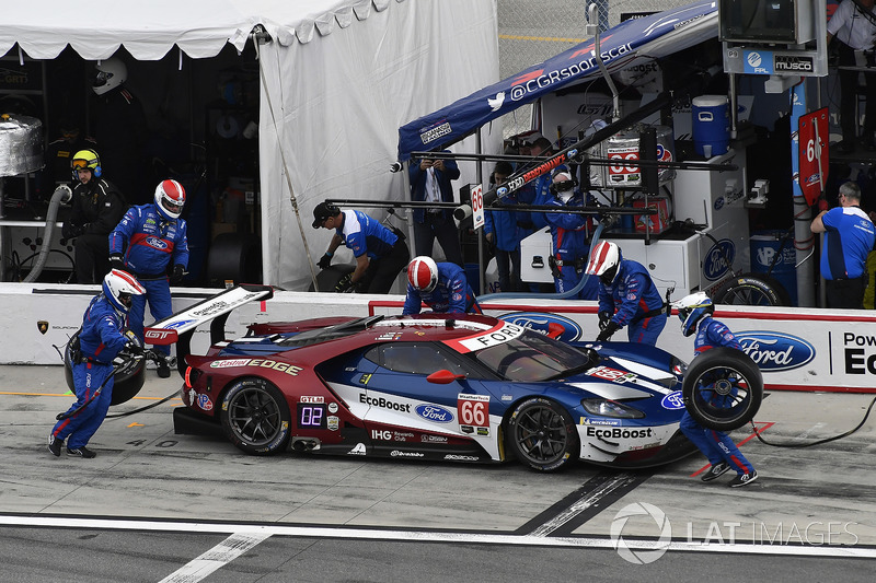 #66 Chip Ganassi Racing Ford GT, GTLM: Dirk Müller, Joey Hand, Sébastien Bourdais pit stop