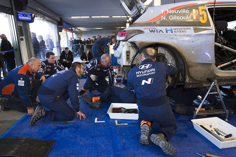 Hyundai Motorsport mechanics at work