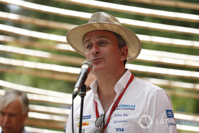 Alejandro Agag, CEO de Fórmula E en la Ceremonia de Inauguración del stand de E-Village de Ciudad de Chile