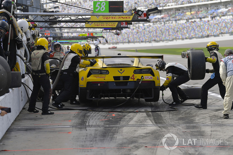 #4 Corvette Racing Chevrolet Corvette C7.R, GTLM: Oliver Gavin, Tommy Milner, Marcel Fassler, pit stop