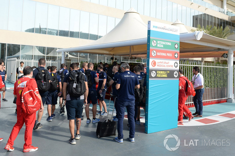 Personal de equipo en las puertas de Paddock