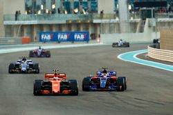 Stoffel Vandoorne, McLaren MCL32 devant Pierre Gasly, Scuderia Toro Rosso STR12