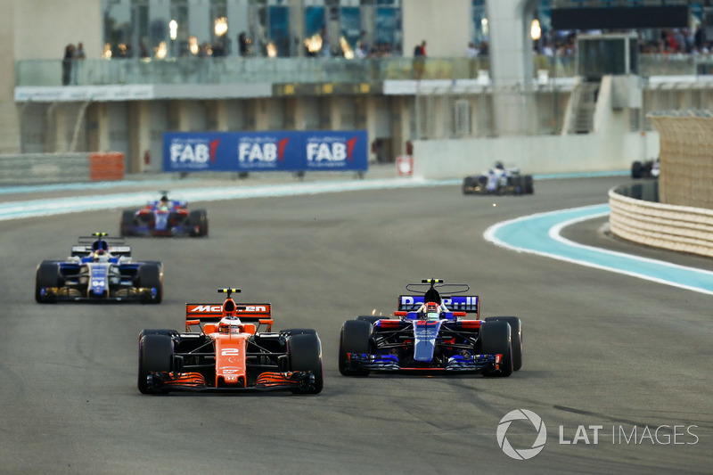 Stoffel Vandoorne, McLaren MCL32 leads Pierre Gasly, Scuderia Toro Rosso STR12