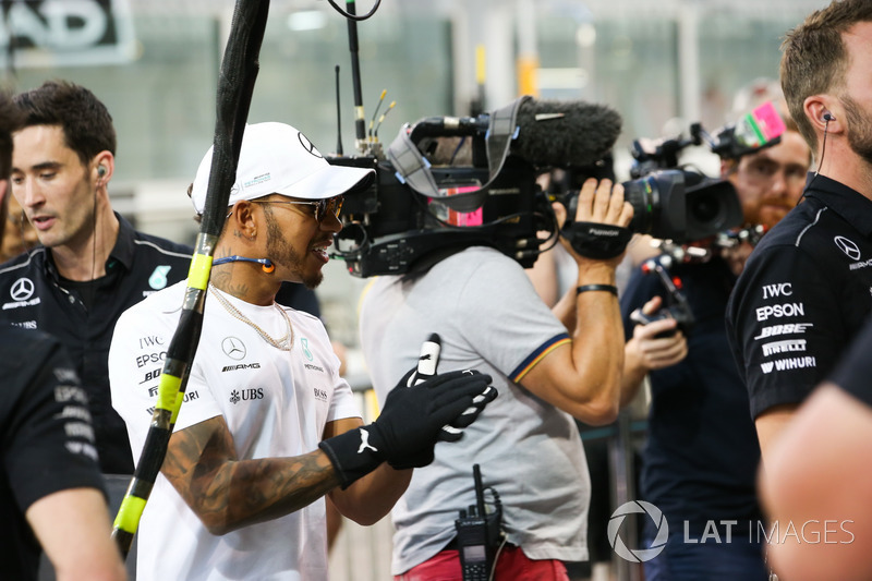 Lewis Hamilton, Mercedes AMG F1, joins in, the practice pitstops