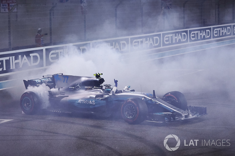 Race winner Valtteri Bottas, Mercedes AMG F1 W08 with doughnuts