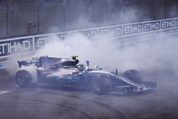 Race winner Valtteri Bottas, Mercedes AMG F1 W08 with doughnuts