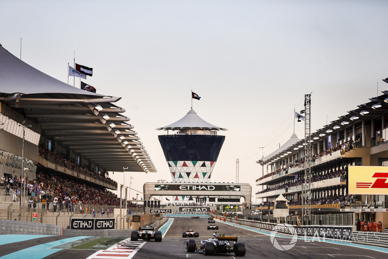 Fernando Alonso, McLaren MCL32, Carlos Sainz Jr., Renault Sport F1 Team RS17