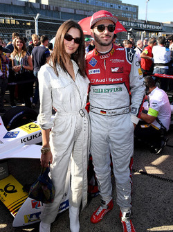 Daniel Abt, Audi Sport ABT Schaeffler, con la modelo Emily Ratajkowski