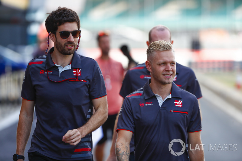 Kevin Magnussen, Haas F1 Team, cammina lungo il circuito