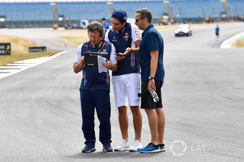 Lance Stroll, Williams parcourt la piste à pied