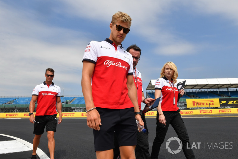 Marcus Ericsson, Sauber parcourt la piste à pied