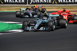 Valtteri Bottas, Mercedes-AMG F1 W09 precede Sebastian Vettel, Ferrari SF71H