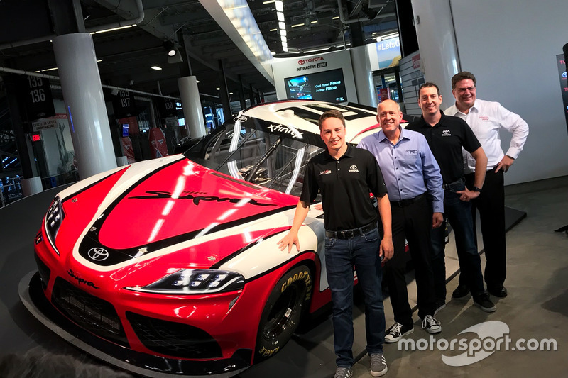 Кристофер Белл и Кайл Буш рядом с Toyota Supra 2019 года для чемпионата NASCAR Xfinity