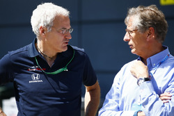 A Toro Rosso engineer in discussion