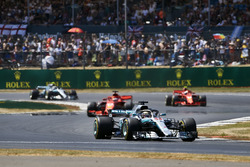 Lewis Hamilton, Mercedes AMG F1 W09, devant Sebastian Vettel, Ferrari SF71H, Kimi Raikkonen, Ferrari SF71H, et Valtteri Bottas, Mercedes AMG F1 W09